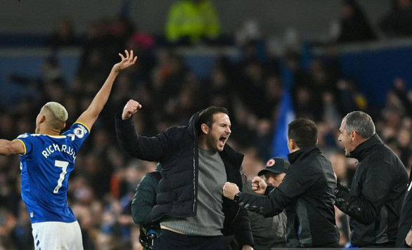 Everton ghi bàn thắng muộn, huấn luyện viên Lampard ăn mừng đến... gãy ngón tay
